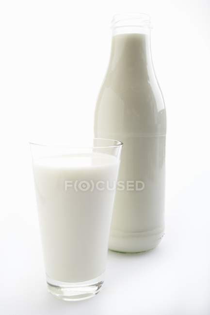 Milch in Glas und Flasche — Stockfoto