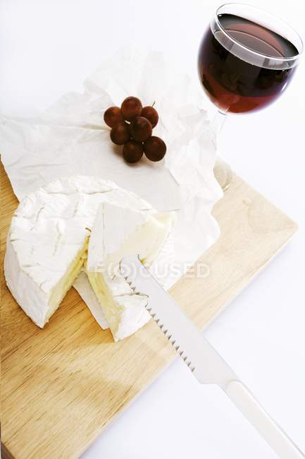 Camembert com uvas e copo de vinho tinto — Fotografia de Stock