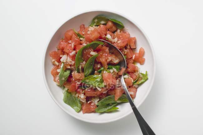 Salsa de tomate con albahaca fresca - foto de stock