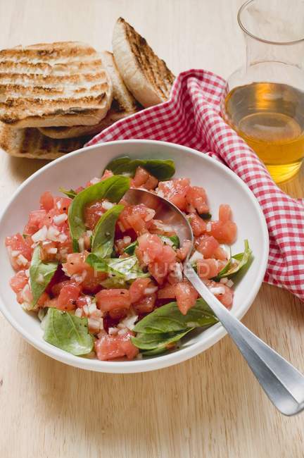 Tomaten-Salsa mit Basilikum — Stockfoto