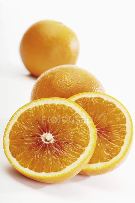 Свежие спелые апельсины с листьями — стоковое фото