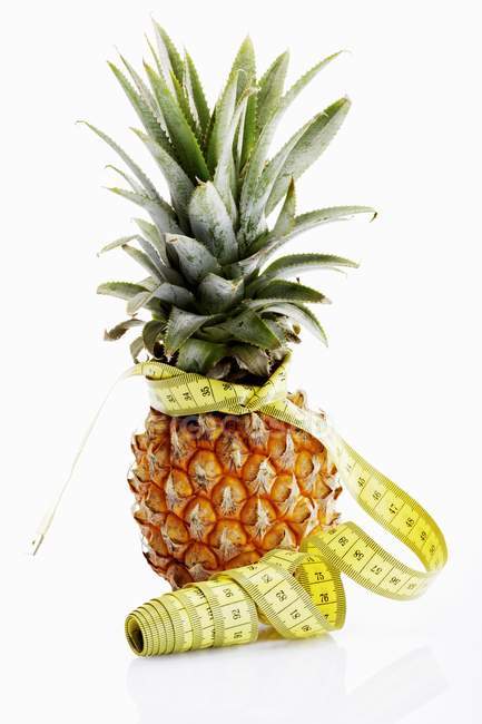 Ananas avec ruban à mesurer — Photo de stock