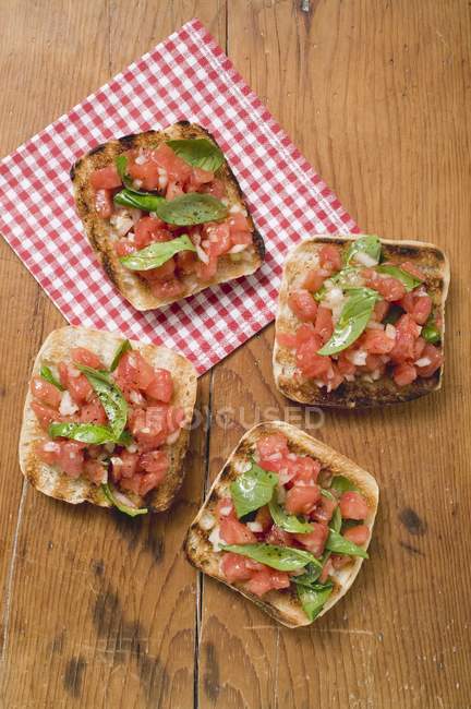 Bruschetta mit Tomatensalsa und Basilikum — Stockfoto