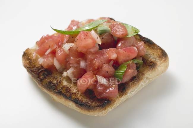Bruschetta mit Tomatensalsa und Basilikum — Stockfoto