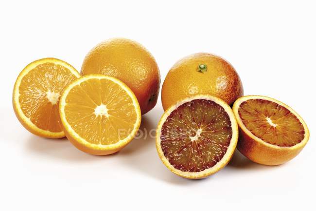 Naranjas frescas a la mitad - foto de stock
