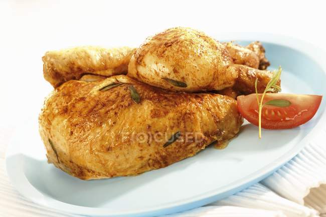 Mitad de pollo asado - foto de stock