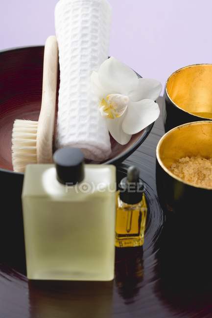 Nahaufnahme von Badeprodukten mit Orchidee, Handtuch und Bürste — Stockfoto