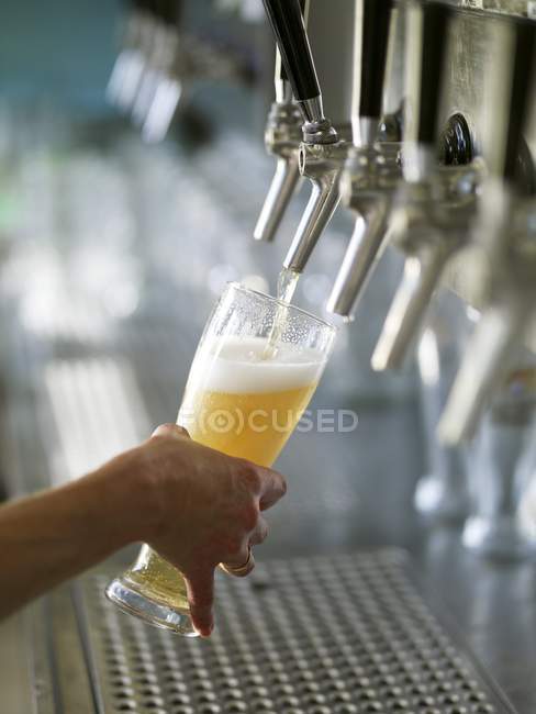 Despejando cerveja calado — Fotografia de Stock