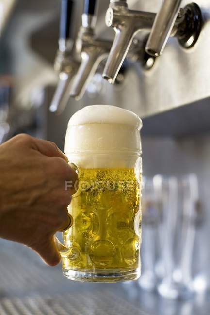 Розливу бочковим пивом — стокове фото