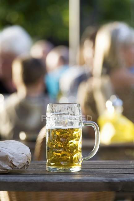 Bier teilweise getrunken — Stockfoto