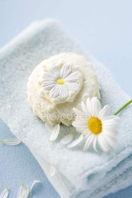 Vista de cerca de Marguerite jabón y flor de marguerite en la toalla - foto de stock