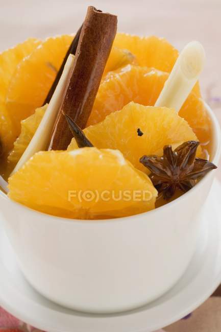 Rodajas de naranja con anís estrellado - foto de stock