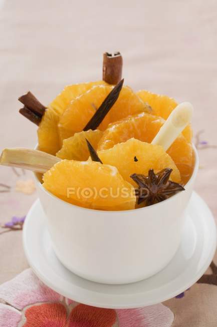 Fette di arancia con anice stellato — Foto stock