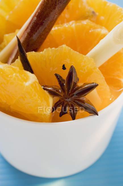 Оранжевые ломтики со звездой аниса — стоковое фото