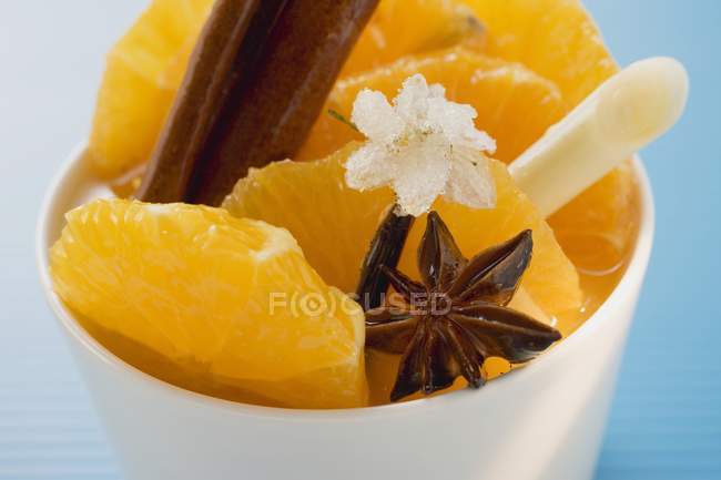Fette di arancia con anice stellato — Foto stock