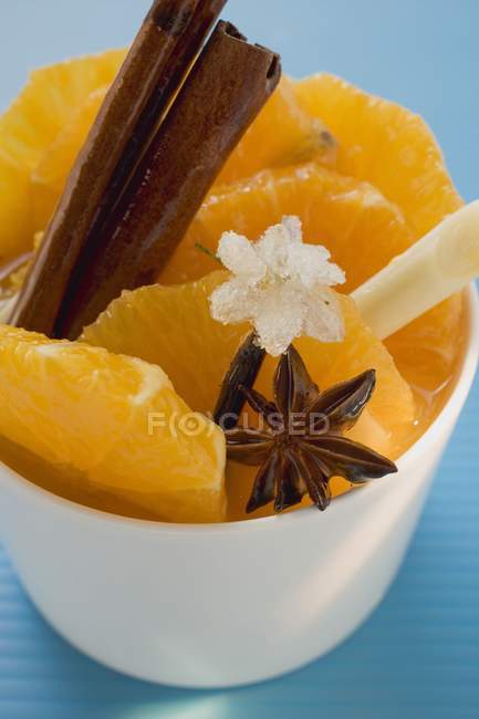 Fatias de laranja com anis estrelado — Fotografia de Stock