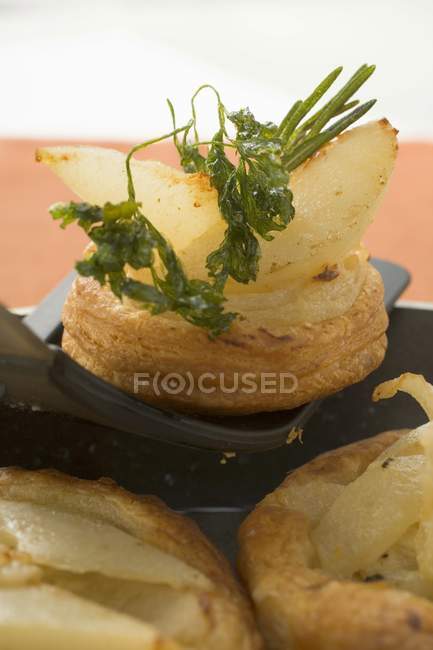 Vista de cerca de saladas empanadas de pera con perejil frito - foto de stock
