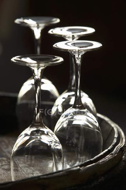 Vista close-up de quatro copos de vinho virados para cima em uma bandeja — Fotografia de Stock
