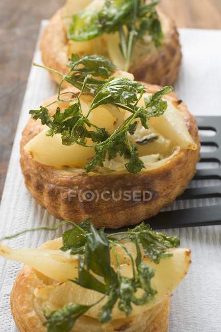 Closeup view of savoury pear patties with deep-fried parsley — Stock Photo