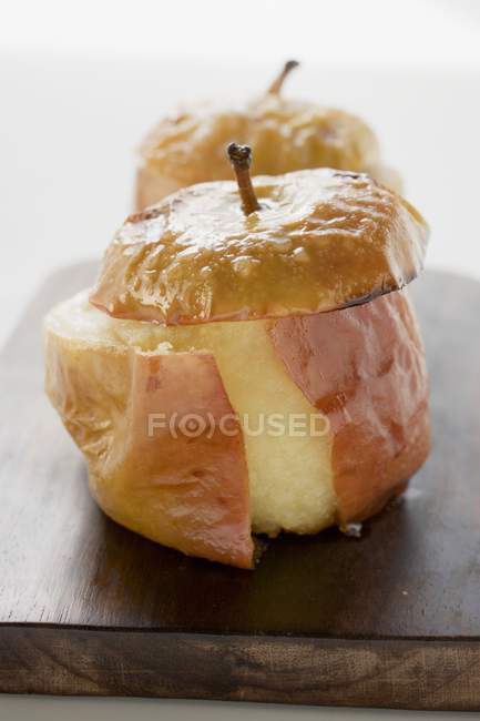 Deux pommes au four sucrées — Photo de stock