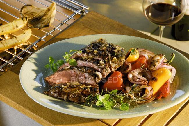 Grilled beef with vegetables — Stock Photo