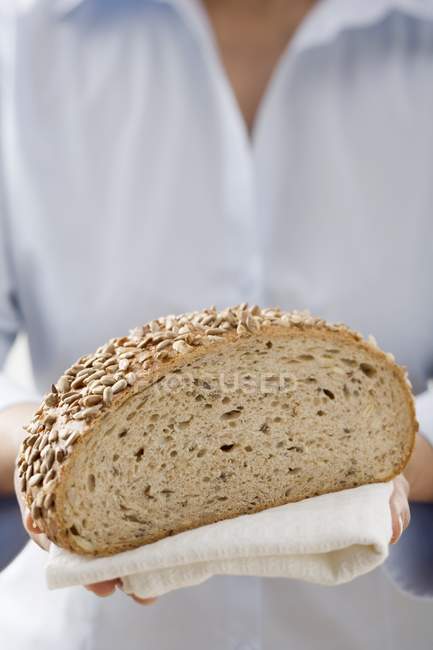Женщина с подсолнечным хлебом — стоковое фото