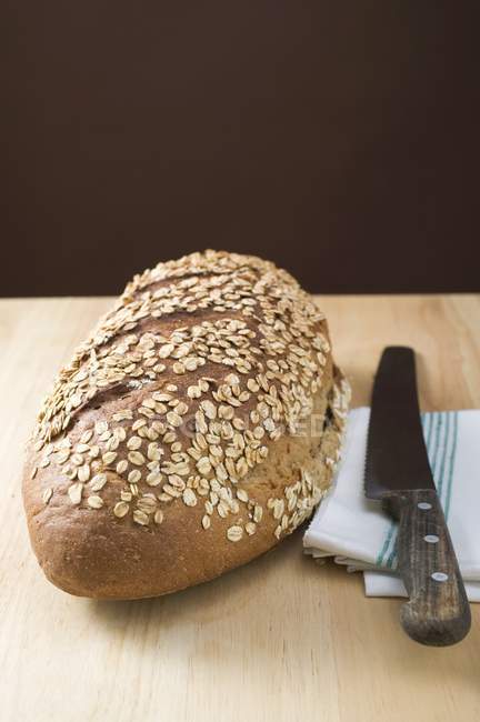 Кунжутный хлеб на полотенце — стоковое фото