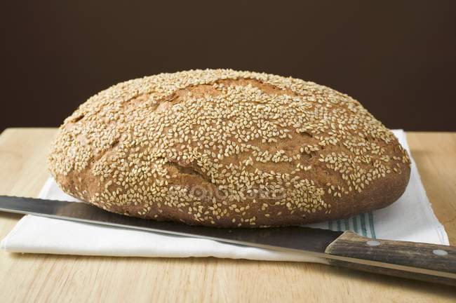 Кунжутний хліб на рушнику — стокове фото