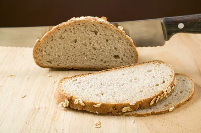 Wholemeal bread with knife — Stock Photo