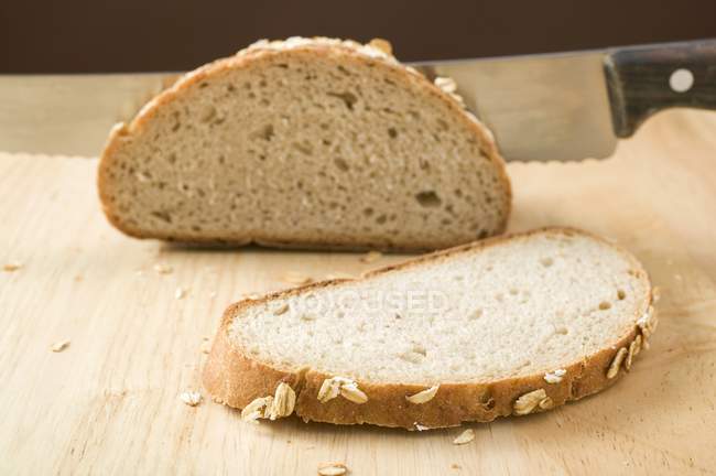 Pão integral com faca — Fotografia de Stock