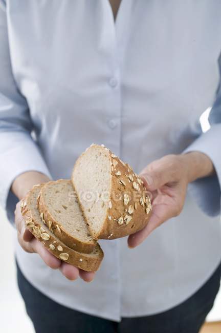 Женщина держит овсяный хлеб — стоковое фото