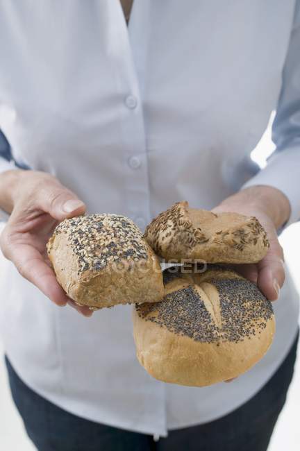 Donna che tiene il pane — Foto stock