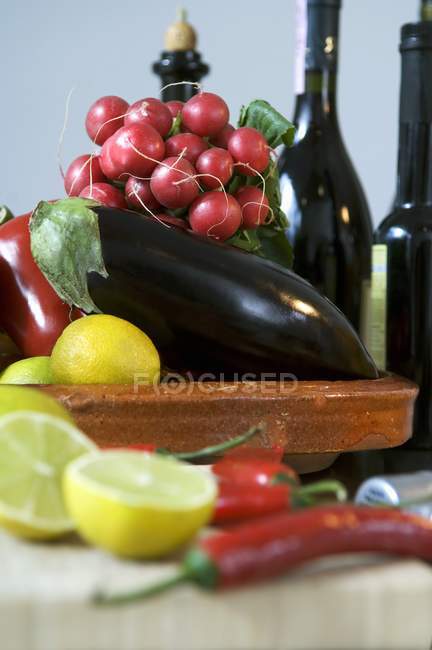 Ассорти овощей и лимонов в миске — стоковое фото