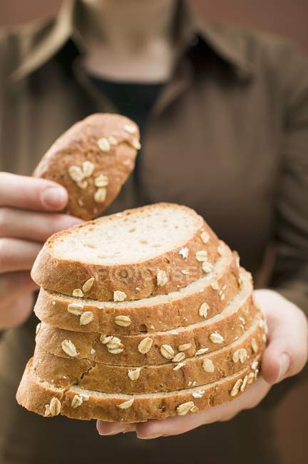 Femme tenant du pain — Photo de stock