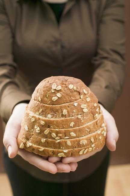 Donna che tiene il pane — Foto stock