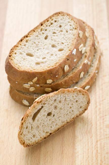 Хлеб нарезанный и сложенный в стопки — стоковое фото