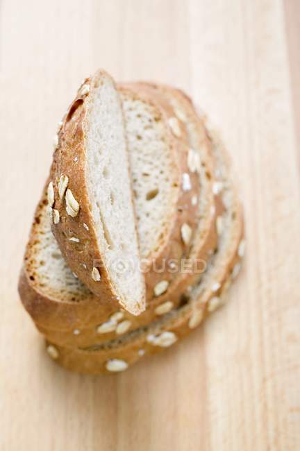 Brot in Scheiben geschnitten und gestapelt — Stockfoto
