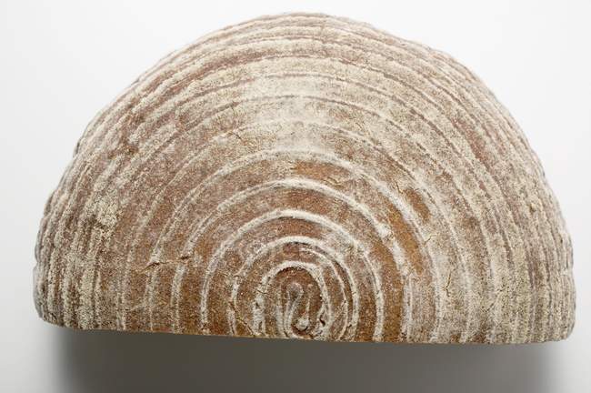 Ржаной хлеб на белом — стоковое фото