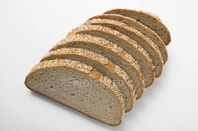 Кунжутный хлеб на белом — стоковое фото