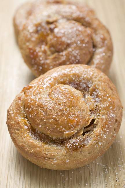 Petits pains à la levure avec sucre et amandes en flocons — Photo de stock