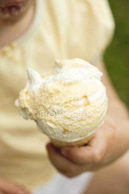 Ребенок держит мороженое — стоковое фото