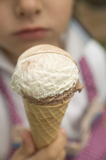 Ребенок держит мороженое — стоковое фото