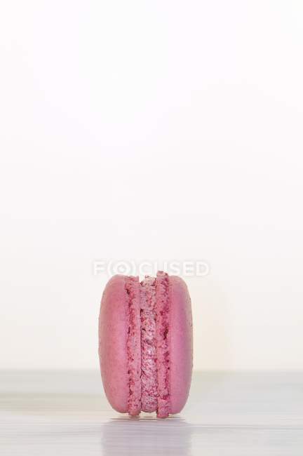 Single raspberry macaroon — Stock Photo