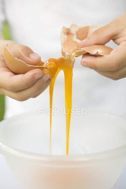 Child breaking egg — Stock Photo