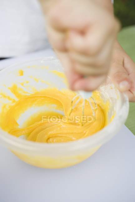 Mãos misturando farinha — Fotografia de Stock