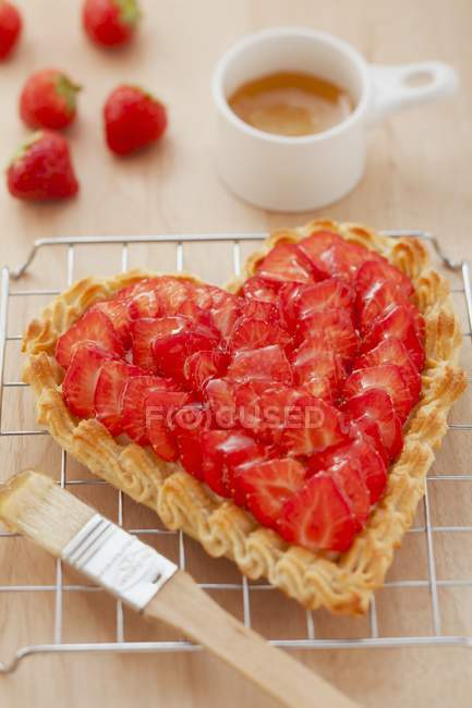 Tarte aux fraises en forme de coeur — Photo de stock