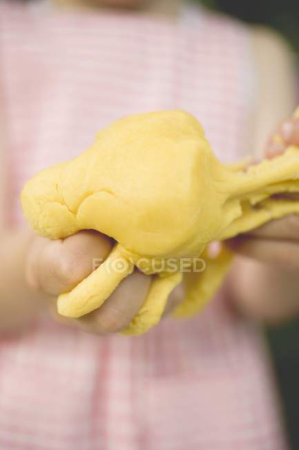 Крупним планом вид дитячих рук, що замішують тісто — стокове фото