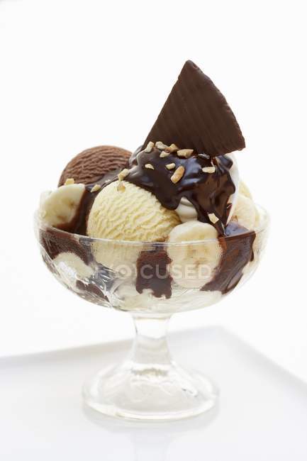 Шоколадное банановое мороженое — стоковое фото
