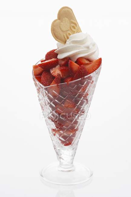 Strawberries and cream in sundae glass — Stock Photo