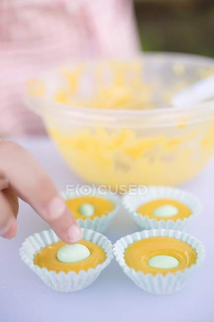 Mistura de muffin colorido em casos de muffin — Fotografia de Stock